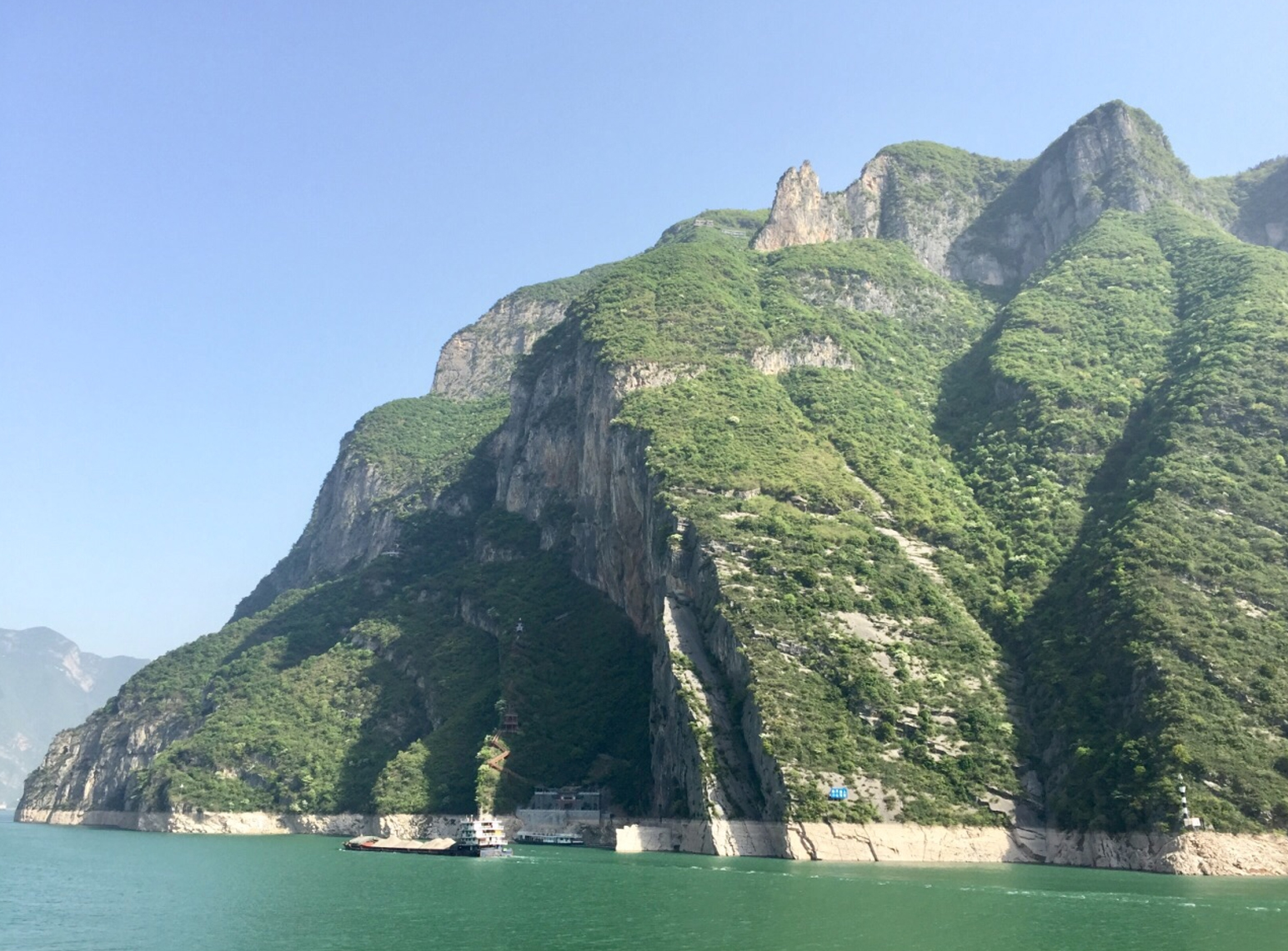 巫山泉：神女赐水润千年 地理人文铸就健康珍品